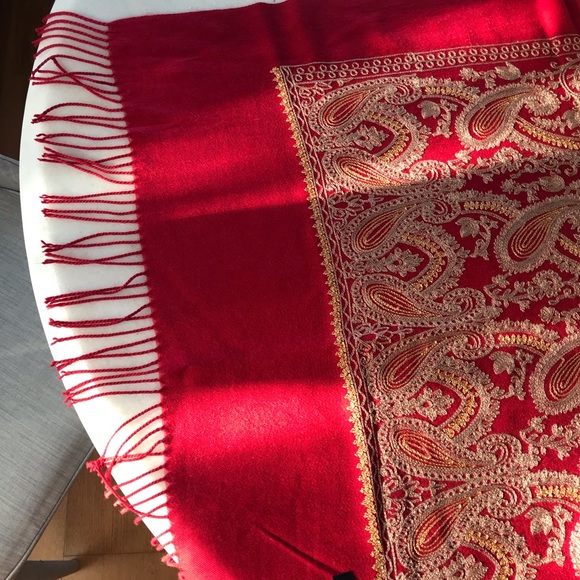 Embroidered cashmere scarf - Picture 4 of 4